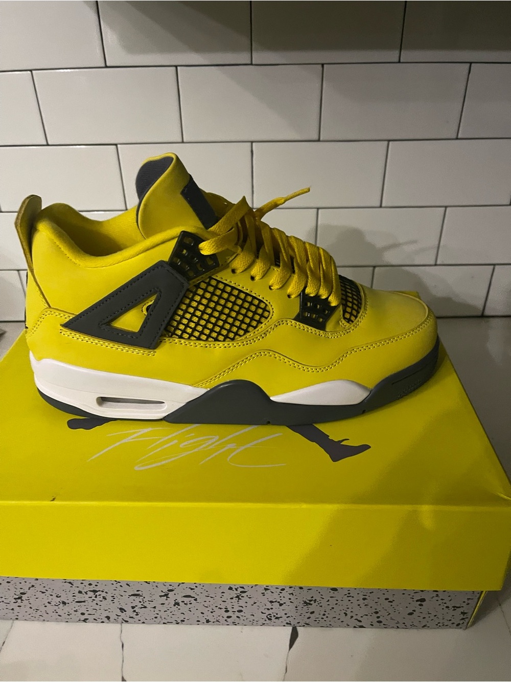 Men’s Retro 4 Lightening Size 9.5.
